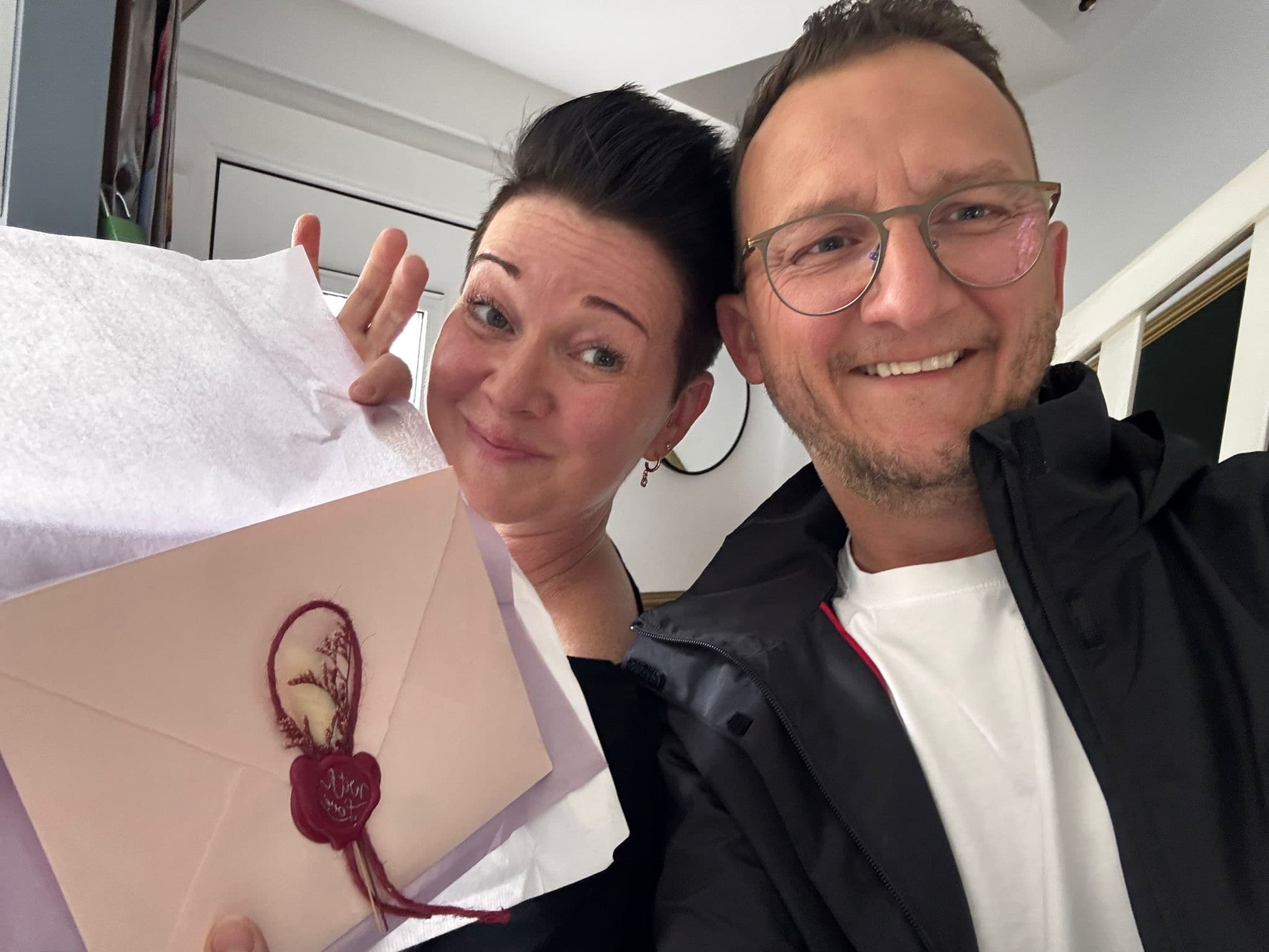 Enrico und Britta mit dem Liebesbrief