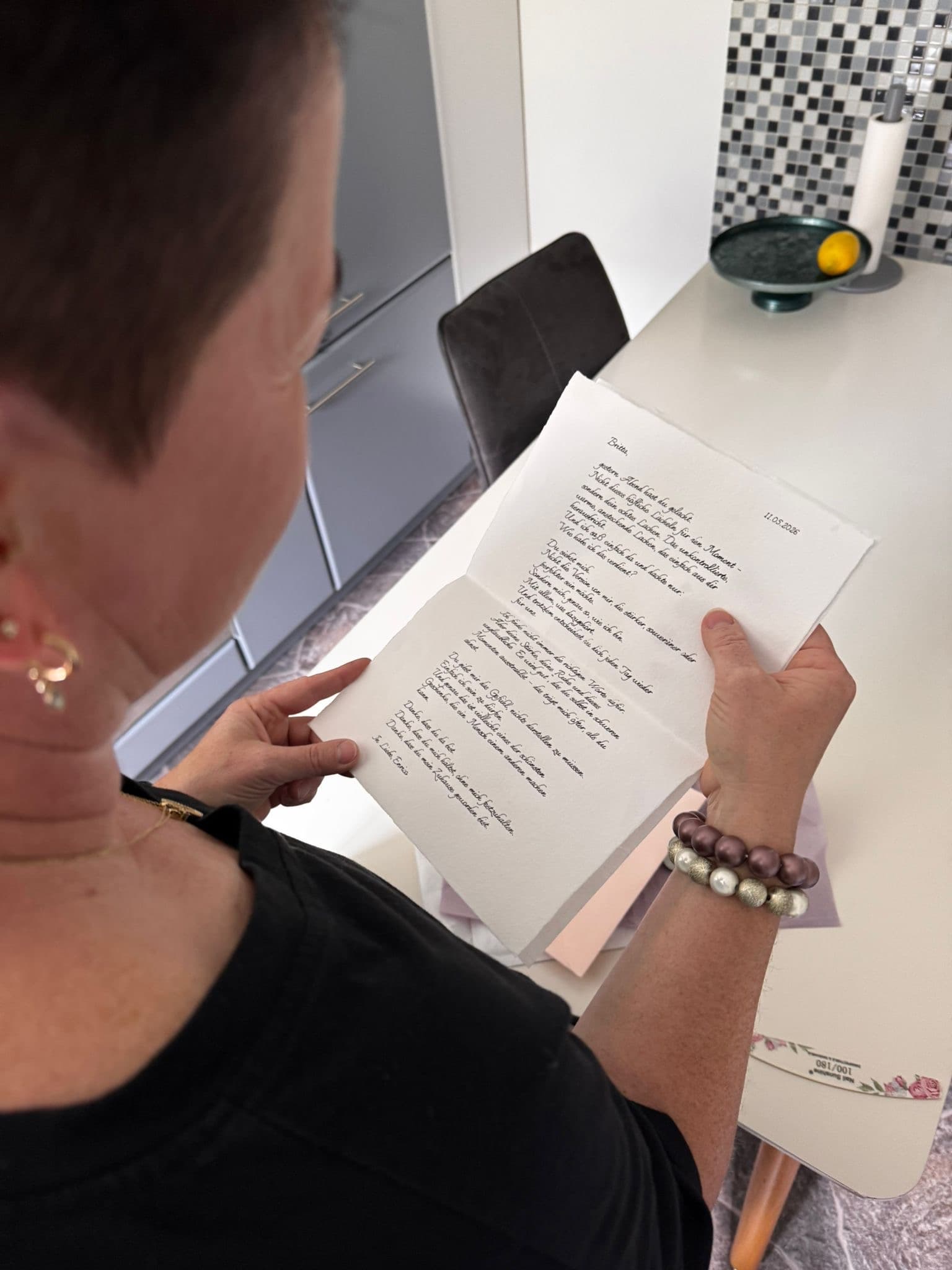 Britta liest den Liebesbrief